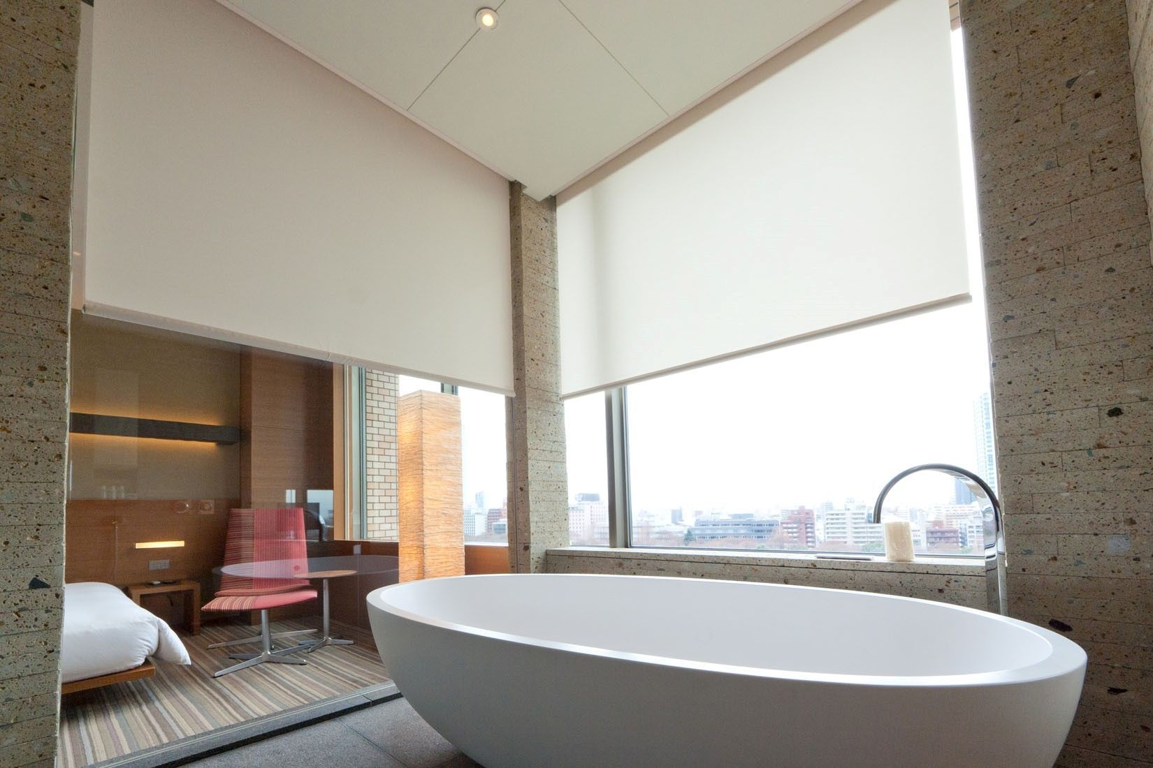 Le store enrouleur autonome et motorisé Mytex, conçu en collaboration avec Toso et Gaposa, dans une salle de bains.