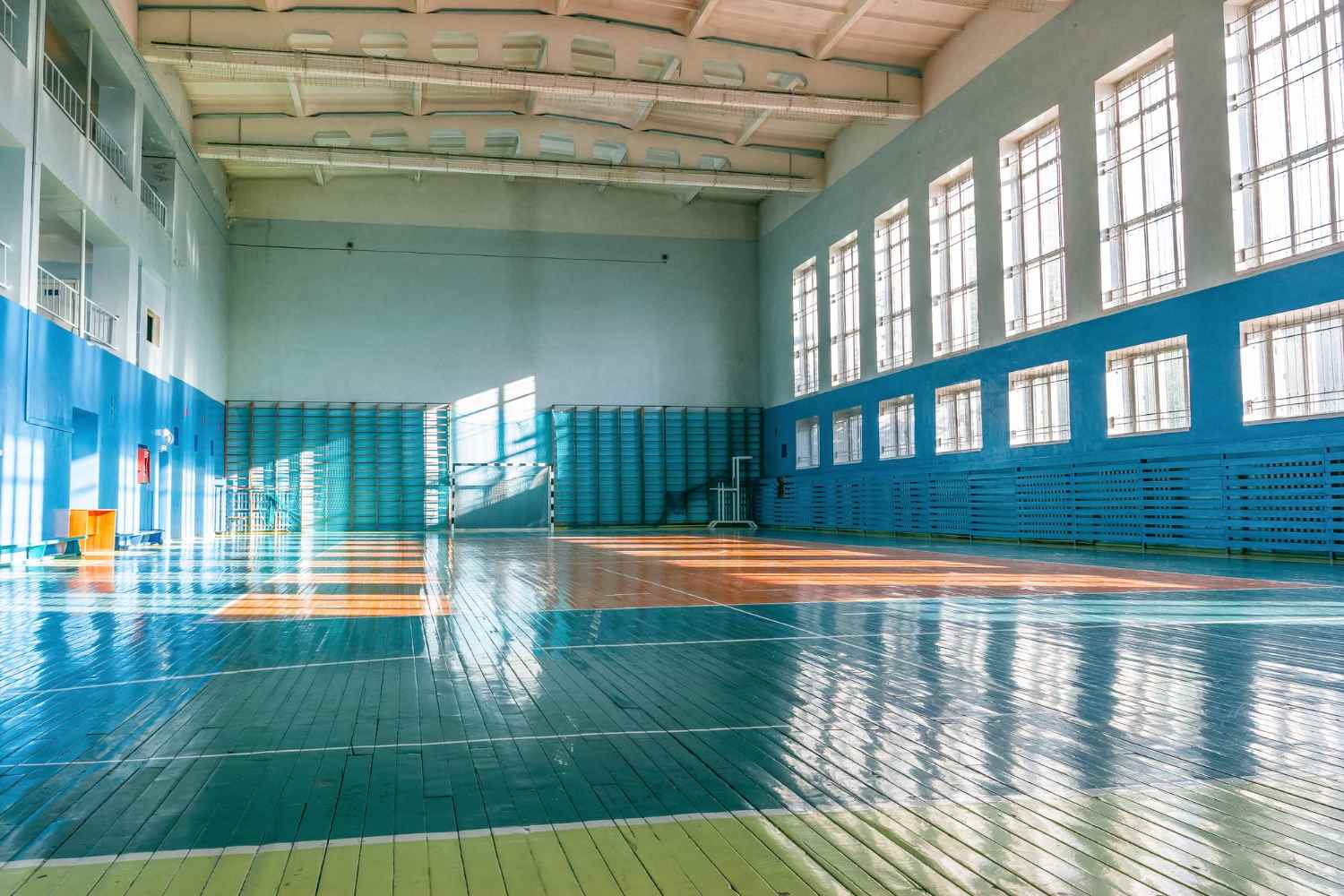 Photo du gymnase d'une école au soleil