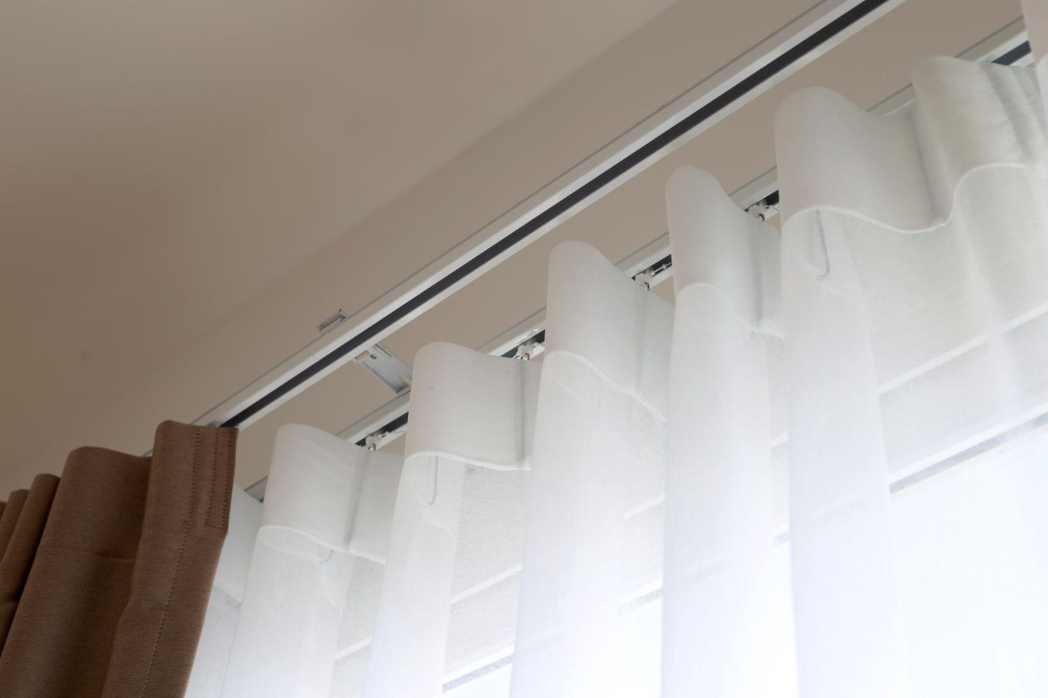 Tringle à rideaux avec rideau blanc et marron