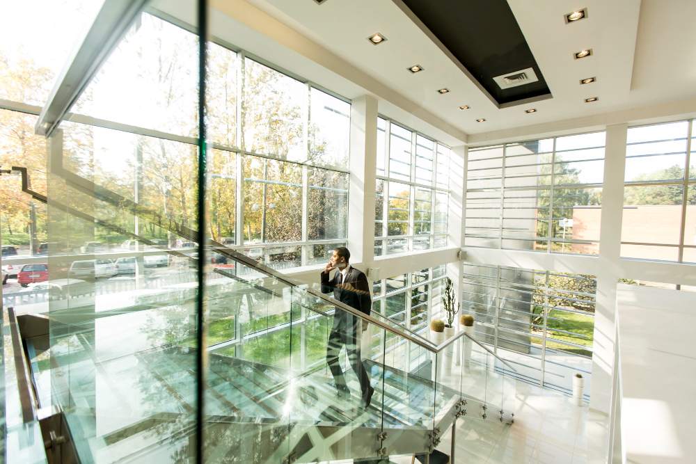 Jeune homme marchant dans un immeuble de bureau
