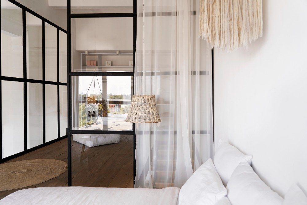 chambre à coucher avec séparation rideaux