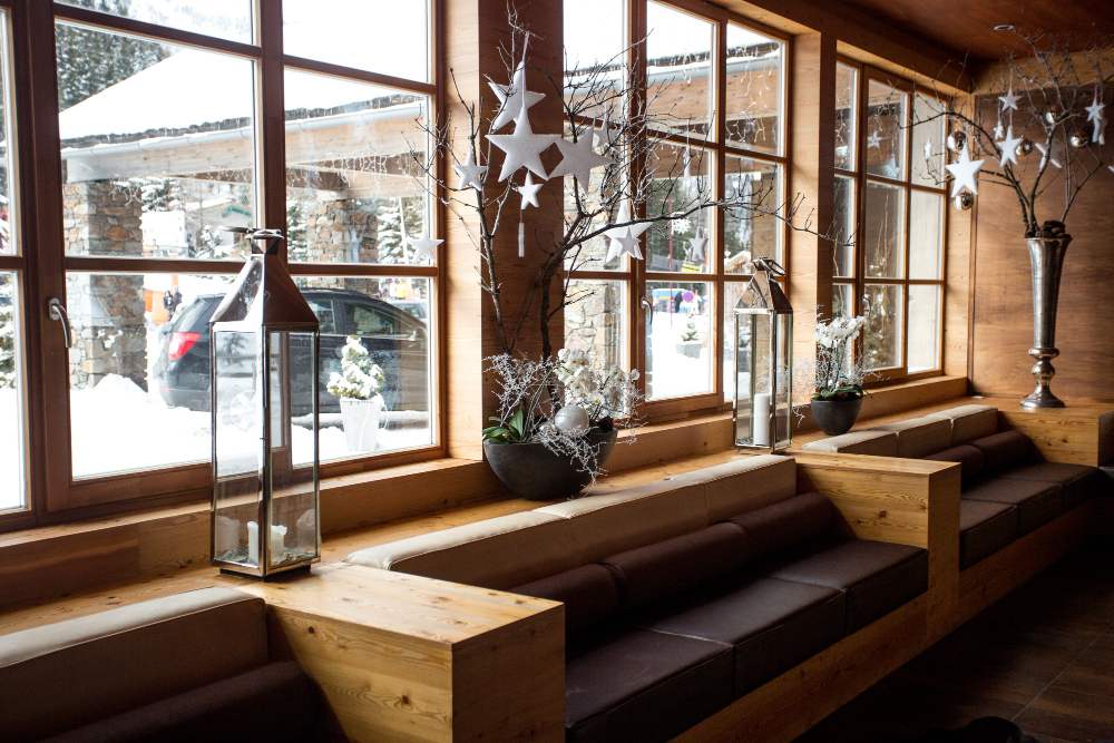 Magnifique intérieur moderne en bois dans une station de ski alpine