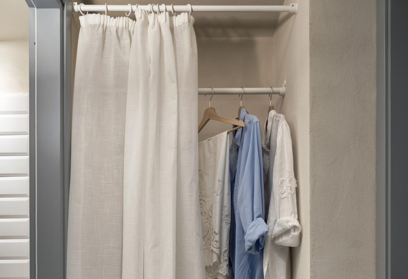 rangements cachés par un rideau