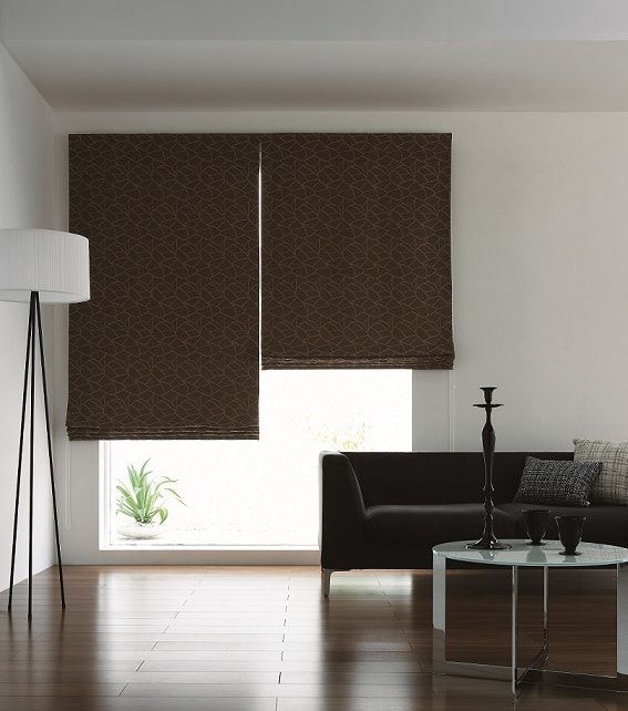 Mise en situation d'un store bateau Swift avec tissu marron dans une maison.